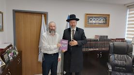 הרב דוד לאו והרב מנחם פרל, צילום: מכון צומת